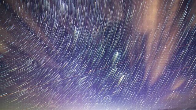 星空のタイムラプス　スタートレイル　軌跡　日周運動