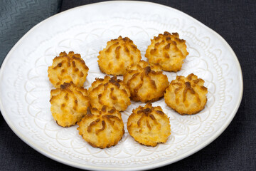 rochers à la noix de coco dans une assiette