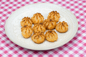 rochers à la noix de coco dans une assiette