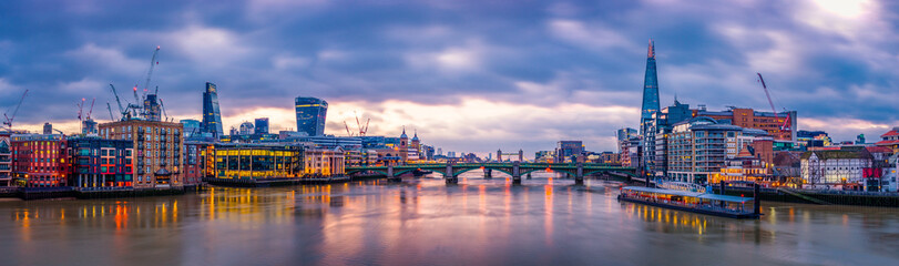 Naklejka premium London skyline panorama including London Bridge and skyscrapers at financial district 