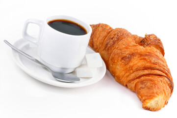 Tasse de café et croissant en gros plan sur fond blanc