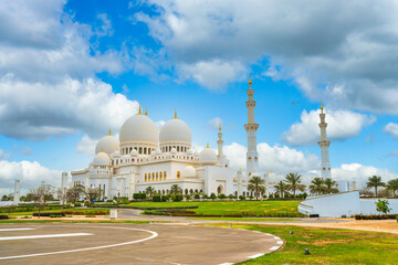 Fototapeta na wymiar Sheikh Zayed Grand Mosque in Abu-Dhabi. United Arab Emirates
