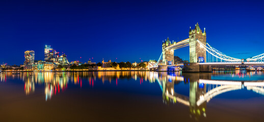 Fototapeta na wymiar Panorama of Tower Bridge and financial district of London at dusk. England