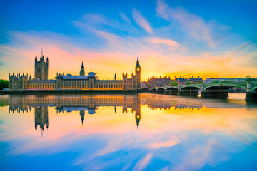 Fototapeta na wymiar Scenic sunset view of British parliament and Big Ben in London. England