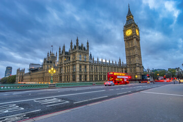 Fototapeta na wymiar Big Ben in London on cloudy evening sky 