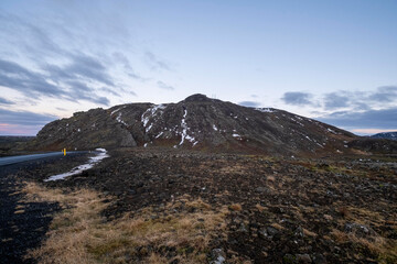 Fototapeta na wymiar Der vulkanische Berg Þorbjörn (auch Þorbjarnarfell) nahe Grindavik. Das Gebiet gehört zum Hochtemperaturgebiet des Vulkansystems Svartsengi. 