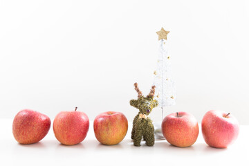 クリスマスツリーとりんごとトナカイ　冬のイメージ