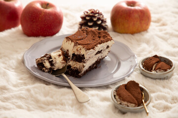 お皿に乗せたスイーツ　ティラミスとりんご
