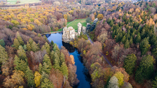 Externsteine im Herbst mit bunten B&auml;umen - Drohnenaufnahme Landschaftsfotografie