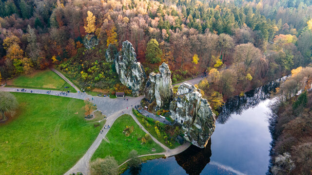 Externsteine an einem sonnigen Herbsttag - Drohnenaufnahme Landschaftsfotografie