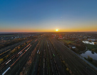 Fototapeta premium Sonnenuntergang am Güterbahnhof in Hamm Westfalen - Drohnenaufnahme Architekturfotografie