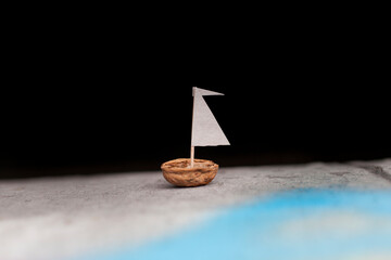 Build a nut shell sailing ship.
Nußschiffchen selber bauen.