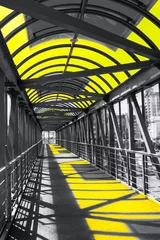 Oberirdischer Fußgängerüberweg in den Trendfarben 2021 leuchtend und ultimatives Grau. Eine lange Brücke aus Eisen und Glas, beleuchtet von der Sonne. Moderne Architektur der Stadt. © Anna Pismenskova