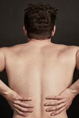 Mann mit Rückenschmerzen von hinten