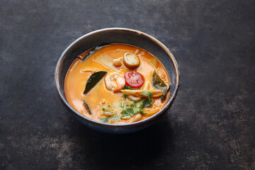 Curry, aromatyczna potrawa kuchni tajlandzkiej. Kolorowa kuchnia wschodu - obrazy, fototapety, plakaty