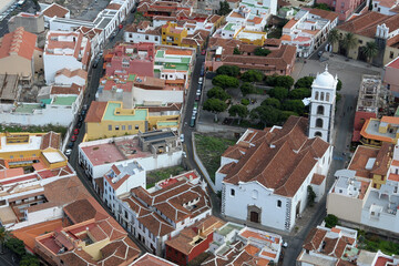 Fotografía aérea de la iglesia de Santa Ana y centro urbano de Garachico en la costa norte de la isla de Tenerife, Canarias