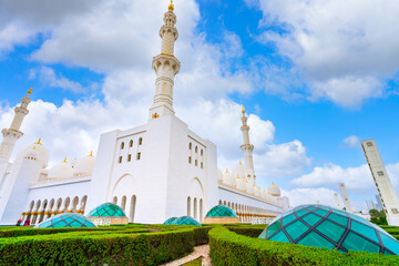 Fototapeta na wymiar Sheikh Zayed Grand mosque on sunny day: Abu Dhabi,UAE-March 2017