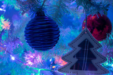 Arbol de navidad blanco con esferas y adornos de colores
