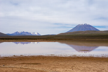 Fototapeta na wymiar Peru, Volcano Misti reflects in a lake 