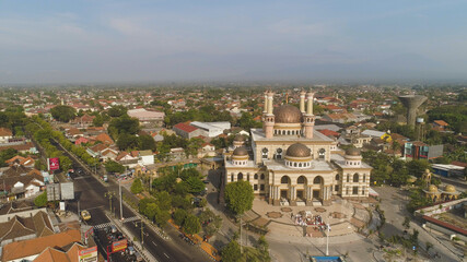 Obraz premium beautiful mosque with minarets on island Java Indonesia. aerial view mosque in an asian city