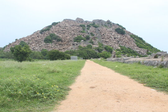 gingee fort built in 1st century