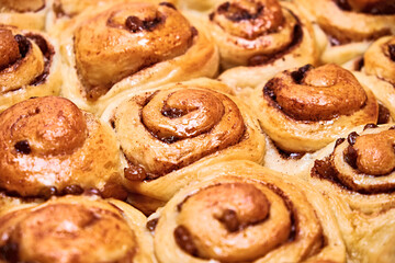 Cinnabon cinnamon buns. Baked with raisins and nuts in sugar syrup. Home baking.