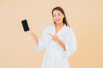 Naklejka premium Portrait beautiful young asian woman use smart mobile phone