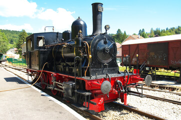 Vue d'ensemble de la locomotive 030 Tigerli faisant le plein d'eau.