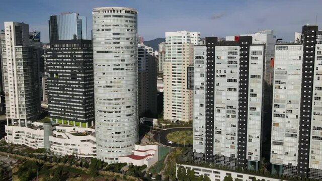 hyperlapse de ciudad con edificios, con sol