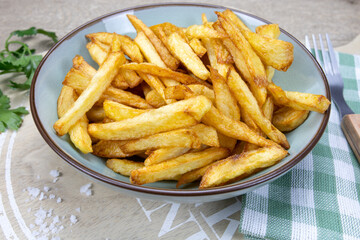 frites françaises dans un plat rond