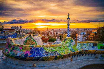 Poster Prachtige zonsopgang in Barcelona gezien vanaf Park Guell. Park werd gebouwd van 1900 tot 1914 en werd officieel geopend als openbaar park in 1926. In 1984 verklaarde UNESCO het park tot werelderfgoed © Pawel Pajor