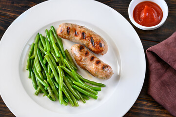 Fried green beans with grilled sausages