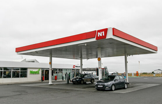 A couple of cars receiving gasoline at an N1 gas station in Iceland.