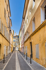 Fototapeta na wymiar narrow street with typical houses in Aix en Provence