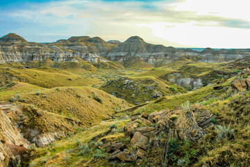 Obraz premium V iews on a drive through the badlands. Dinosaur Provincial Park. Alberta, Canada