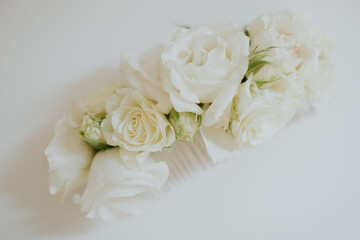 Peigne fleuri de la mariée