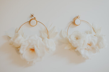 Boucles d'oreilles fleuries de la mariée