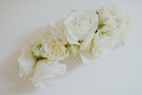 Peigne fleuri de la mari&eacute;e