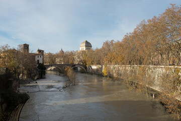 Obraz premium Fiume Tevere in piena a Roma