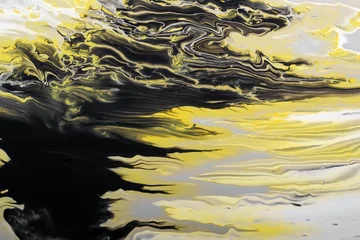 Trendfarben von 2021. Graue, gelbe und schwarze Wellen fließen. Marmoreffekthintergrund oder -beschaffenheit. Flüssige Kunst © colnihko