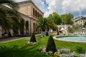 Obraz premium Kurpark und Rosengarten im Staatsbad Bad Kissingen, Unterfranken, Franken, Bayern, Deutschland