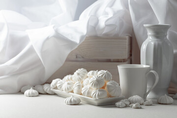 Small white meringues .