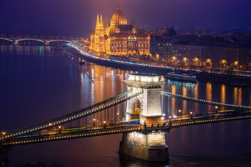 Fototapeta na wymiar Chain Bridge and the Hungarian Parliament in Budapest 
