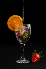 Still life con la frutta nel bicchiere
