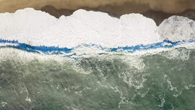 Uragano in Oceano Atlantico e mare mosso