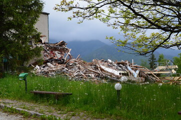 Gruzowisko, pozostałość po starym hotelu w Zakopanem, z widokiem na Tatry - obrazy, fototapety, plakaty
