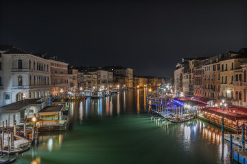 Fototapeta premium Vista da Ponte di Rialto in Venezia