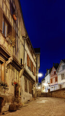 Fototapeta na wymiar Vieille rue d'Auxerre de nuit en hiver avec maisons à pans de bois (quartier de la Marine)