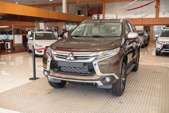 Mitsubishi Motor. Carro, autom&oacute;veis, automotivo. Foto de um ve&iacute;culo Pajero Sport no sal&atilde;o de uma concession&aacute;ria em 02 de Julho de 2019.