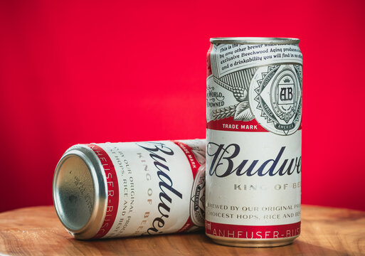 Cerveja Budweiser. Latas de cerveja da marca Budweiser sobre objeto de madeira.